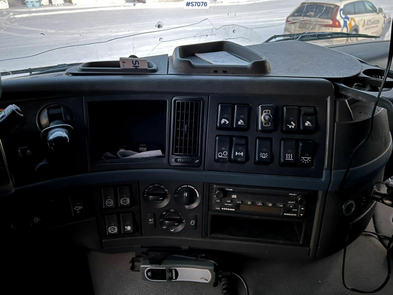 Kravas auto ar manipulatoru Volvo FM 400 6*2 Crane Truck with tiltable flatbed Palfinger PK16502: foto 11