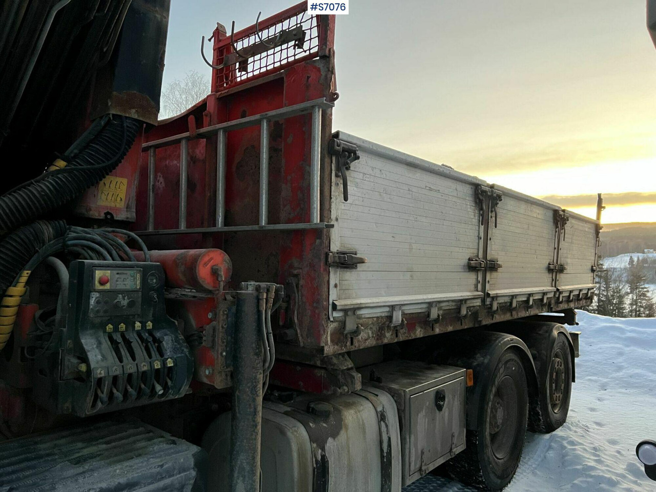 Interior photo 1: Kravas auto ar manipulatoru Volvo FM 400 6*2 Crane Truck with tiltable flatbed Palfinger PK16502