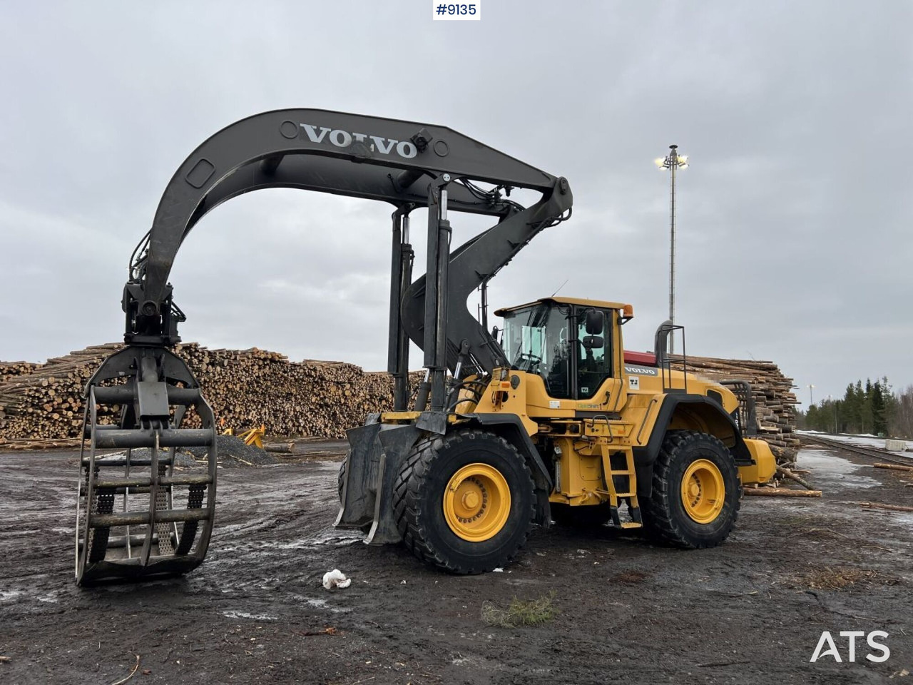 Riteņu iekrāvējs Volvo L 180 G High lifter / Log handler (VIDEO): foto 1