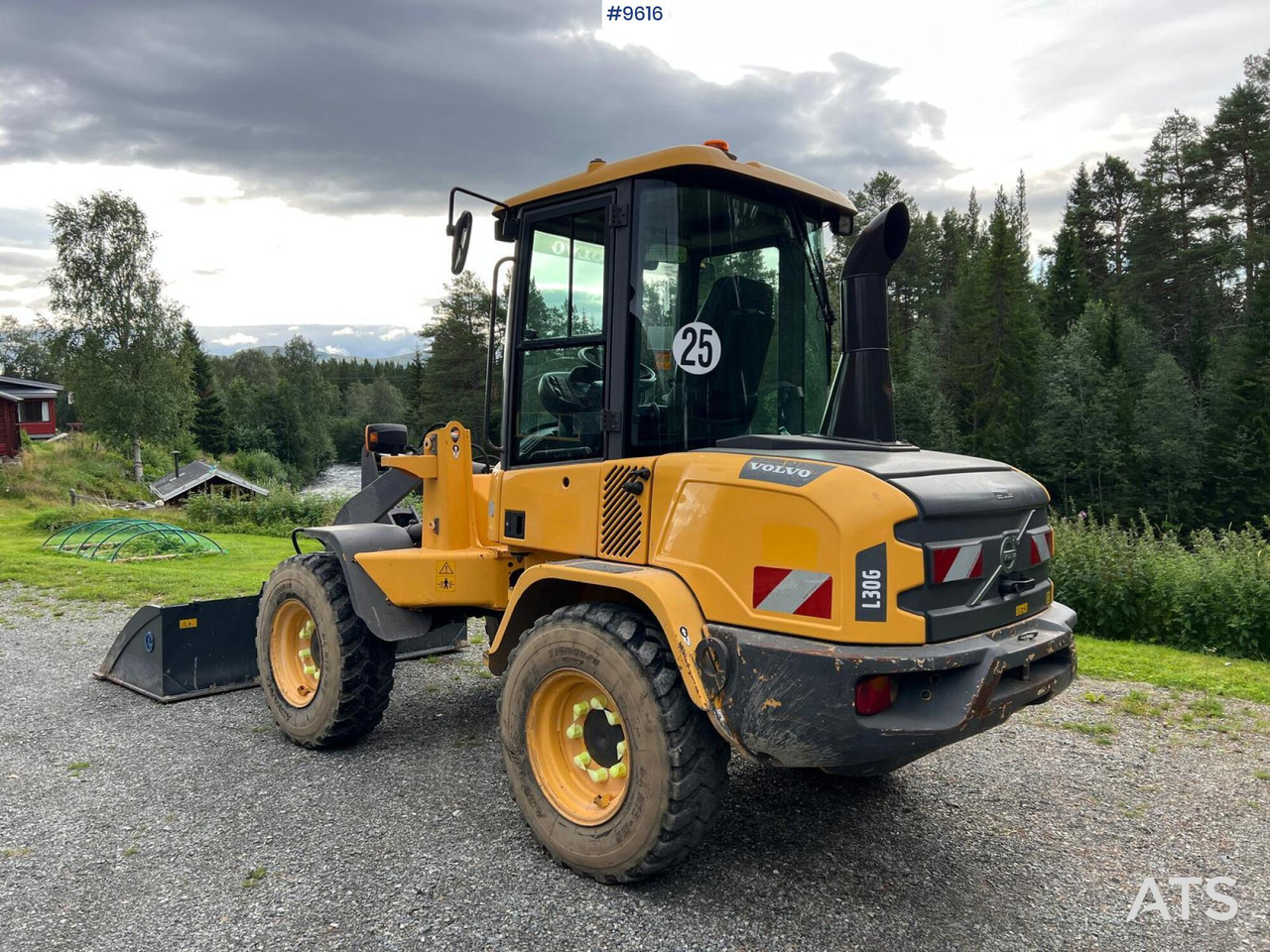 Volvo L30 G Wheel Loader with Attachments (VIDEO) - Riteņu iekrāvējs: foto 4 Volvo L30 G Wheel Loader with Attachments (VIDEO) - Riteņu iekrāvējs: foto 4
