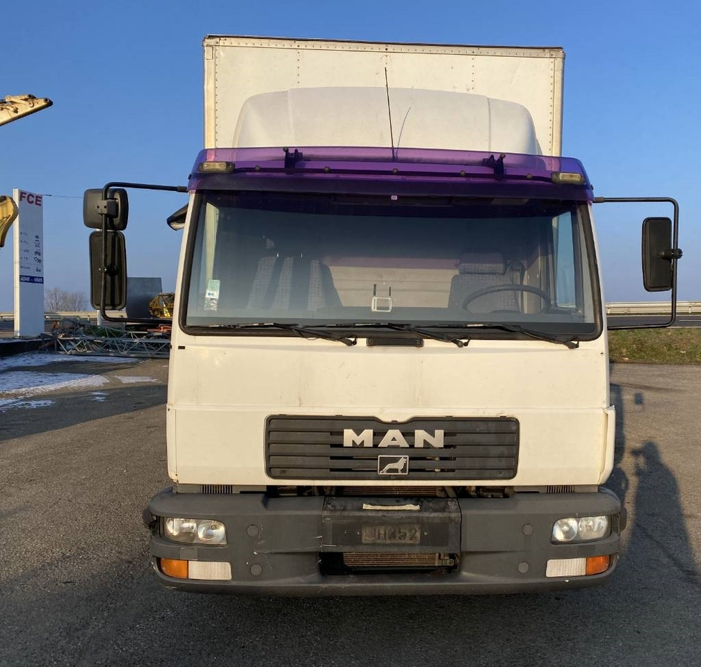 MAN LE 220C a Réparer - Kravas automašīna ar slēgto virsbūvi: foto 2 MAN LE 220C a Réparer - Kravas automašīna ar slēgto virsbūvi: foto 2