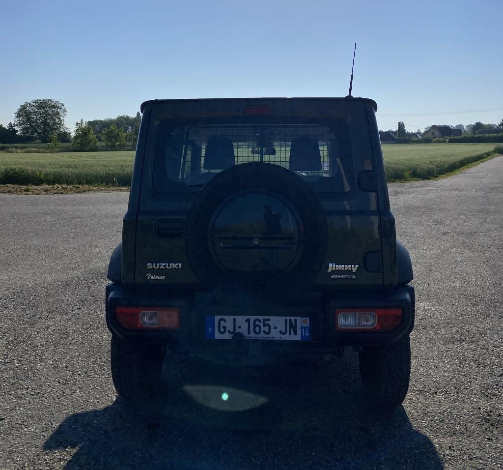 Suzuki JIMNY 1.5i 102/AllGrip endommagé - Vieglā automašīna: foto 5 Suzuki JIMNY 1.5i 102/AllGrip endommagé - Vieglā automašīna: foto 5