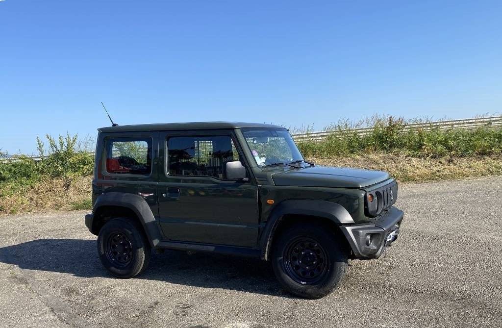 Suzuki JIMNY 1.5i 102/AllGrip endommagé - Vieglā automašīna: foto 3 Suzuki JIMNY 1.5i 102/AllGrip endommagé - Vieglā automašīna: foto 3