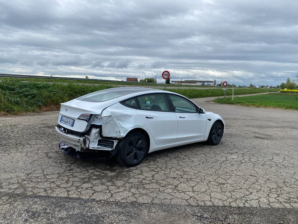 Tesla MODEL 3 5YJ3 - Rwd-Carte Grise Française endommagé - Vieglā automašīna: foto 4 Tesla MODEL 3 5YJ3 - Rwd-Carte Grise Française endommagé - Vieglā automašīna: foto 4