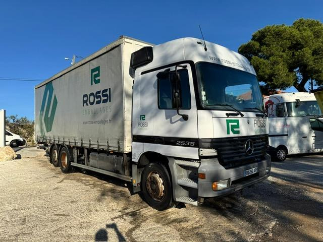 Mercedes ACTROS 2535 PLATEAU RIDELLE BACHE HAYON - Kravas automašīna ar tentu: foto 1 Mercedes ACTROS 2535 PLATEAU RIDELLE BACHE HAYON - Kravas automašīna ar tentu: foto 1