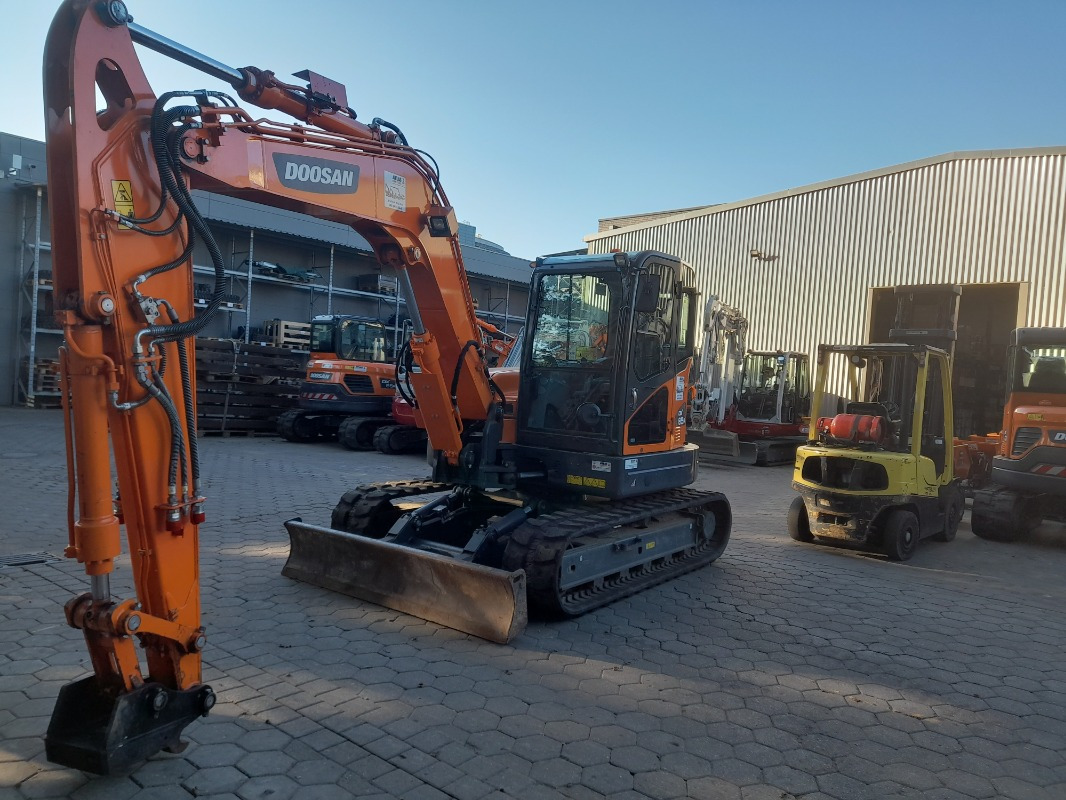 Doosan DX85R-3 - Ekskavators: foto 1 Doosan DX85R-3 - Ekskavators: foto 1