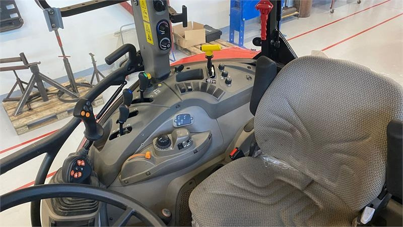 Case IH Farmall 100C - Traktors: foto 5 Case IH Farmall 100C - Traktors: foto 5