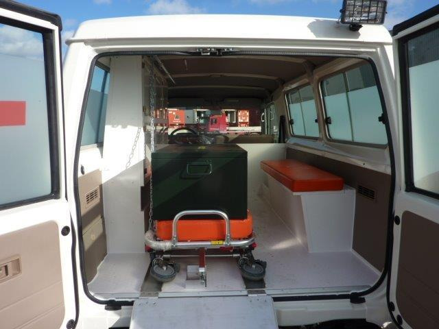 Jaunā Vieglā automašīna Toyota Land Cruiser 78 Metal top hzj 78 ambulance 4.2L Diesel Manual: foto 7
