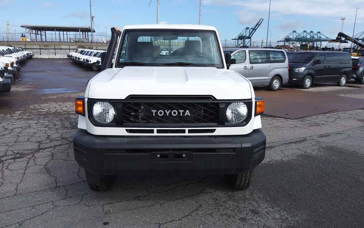 Toyota Land cruiser 79 hzj 79 single cab 4.2L Diesel Manual FACELIFT DIFF LOCK+FREEWHEEL HUB - Pikaps: foto 4 Toyota Land cruiser 79 hzj 79 single cab 4.2L Diesel Manual FACELIFT DIFF LOCK+FREEWHEEL HUB - Pikaps: foto 4