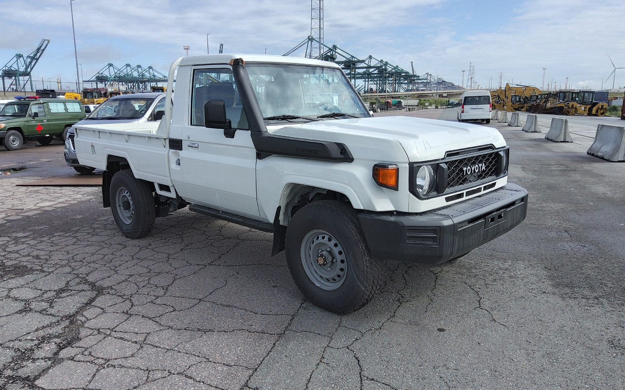 Toyota Land cruiser 79 hzj 79 single cab 4.2L Diesel Manual FACELIFT DIFF LOCK+FREEWHEEL HUB - Pikaps: foto 3 Toyota Land cruiser 79 hzj 79 single cab 4.2L Diesel Manual FACELIFT DIFF LOCK+FREEWHEEL HUB - Pikaps: foto 3