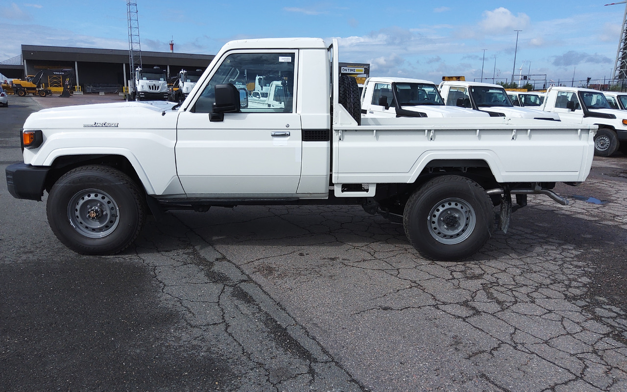 Toyota Land cruiser 79 hzj 79 single cab 4.2L Diesel Manual FACELIFT DIFF LOCK+FREEWHEEL HUB - Pikaps: foto 5 Toyota Land cruiser 79 hzj 79 single cab 4.2L Diesel Manual FACELIFT DIFF LOCK+FREEWHEEL HUB - Pikaps: foto 5