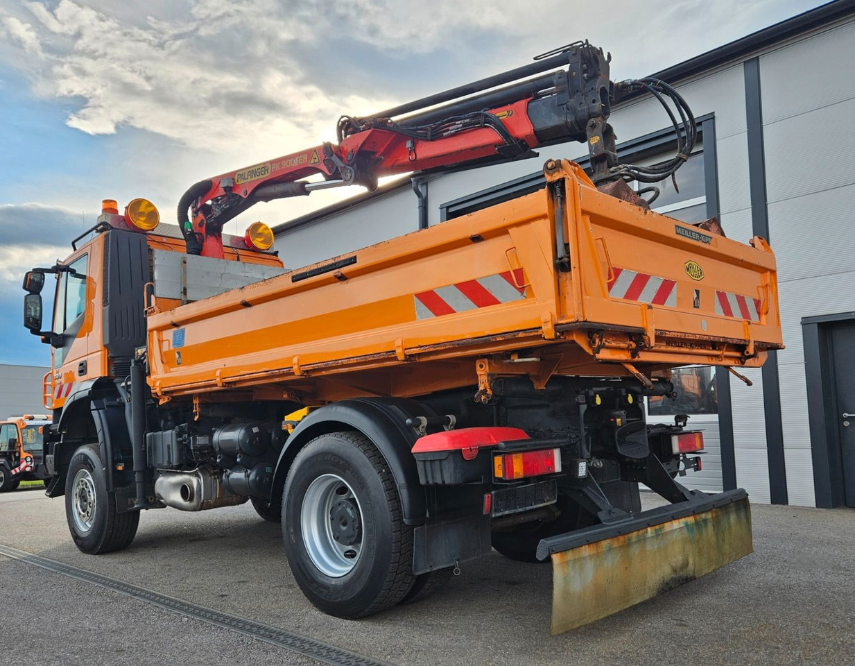 Kravas automašīna pašizgāzējs, Kravas auto ar manipulatoru Iveco Trakker 190T33 4x4 Euro5 Kran Palfinger Funk: foto 6