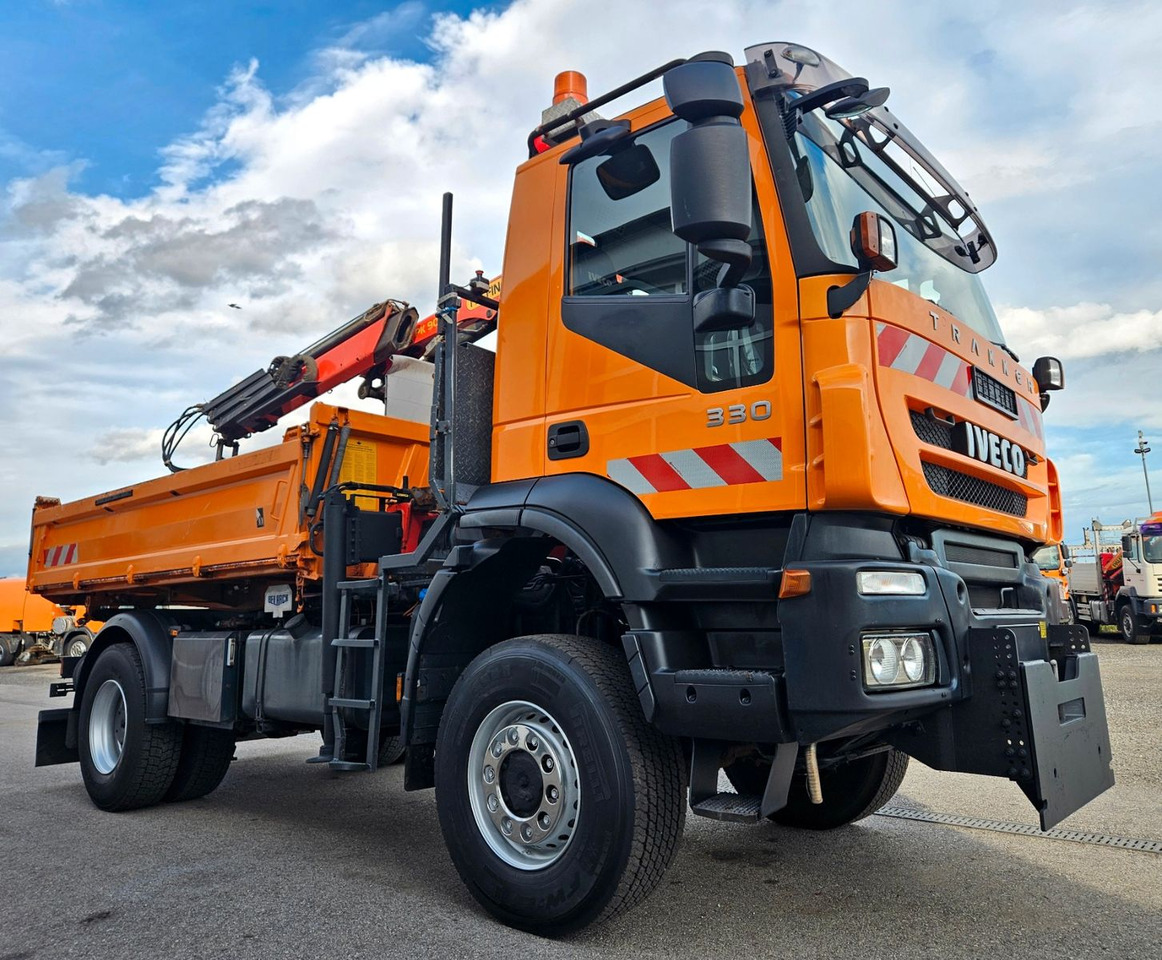 Iveco Trakker 190T33 4x4 Euro5 Kran Palfinger Funk - Kravas automašīna pašizgāzējs, Kravas auto ar manipulatoru: foto 1 Iveco Trakker 190T33 4x4 Euro5 Kran Palfinger Funk - Kravas automašīna pašizgāzējs, Kravas auto ar manipulatoru: foto 1