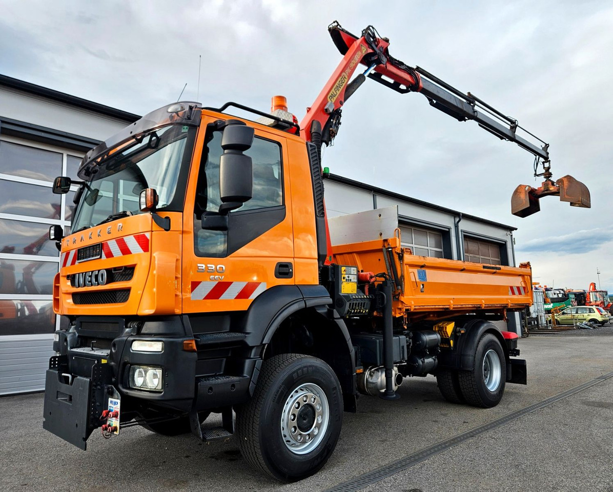 Iveco Trakker 190T33 4x4 Euro5 Kran Palfinger Funk - Kravas automašīna pašizgāzējs, Kravas auto ar manipulatoru: foto 1 Iveco Trakker 190T33 4x4 Euro5 Kran Palfinger Funk - Kravas automašīna pašizgāzējs, Kravas auto ar manipulatoru: foto 1