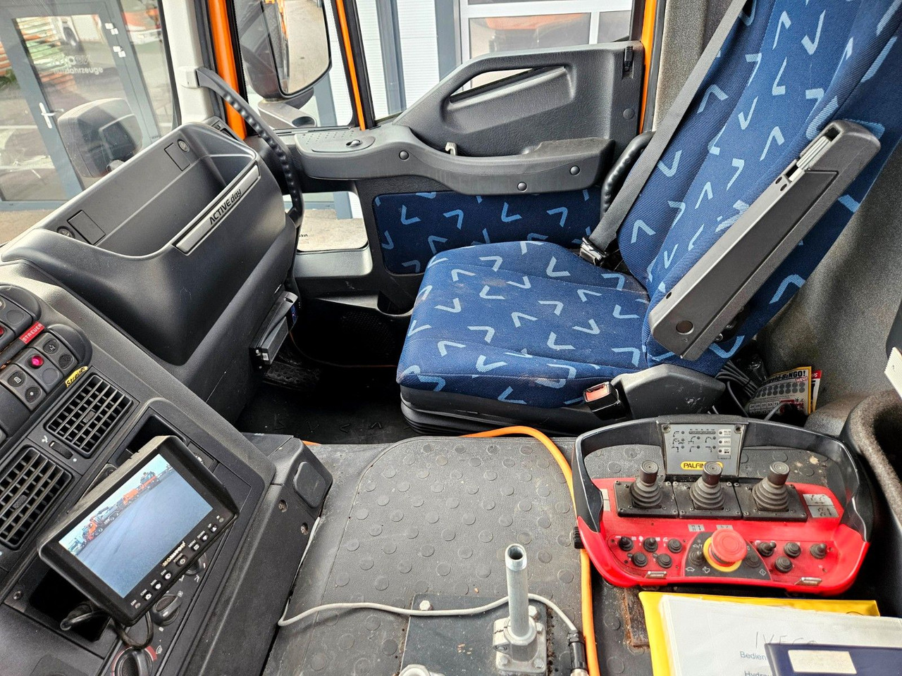 Kravas automašīna pašizgāzējs, Kravas auto ar manipulatoru Iveco Trakker 190T33 4x4 Euro5 Kran Palfinger Funk: foto 20