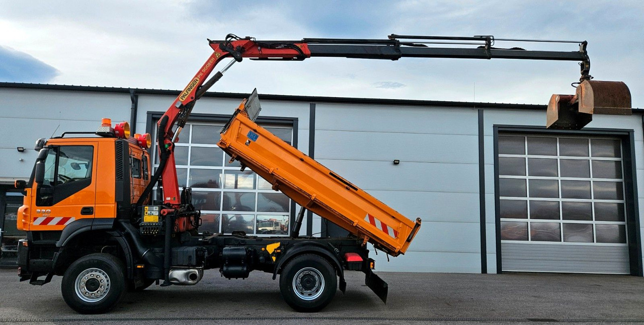 Kravas automašīna pašizgāzējs, Kravas auto ar manipulatoru Iveco Trakker 190T33 4x4 Euro5 Kran Palfinger Funk: foto 11