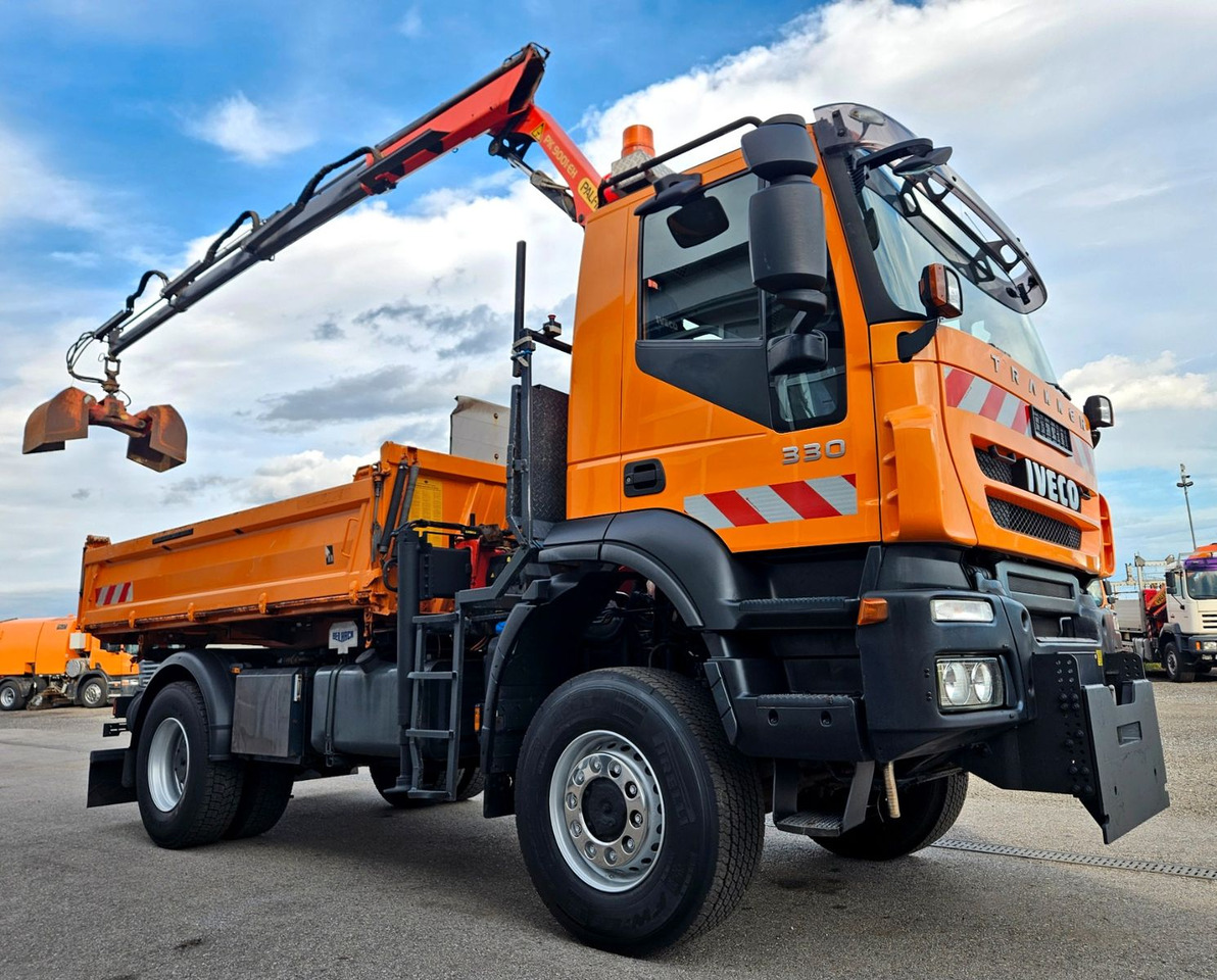 Iveco Trakker 190T33 4x4 Euro5 Kran Palfinger Funk - Kravas automašīna pašizgāzējs, Kravas auto ar manipulatoru: foto 3 Iveco Trakker 190T33 4x4 Euro5 Kran Palfinger Funk - Kravas automašīna pašizgāzējs, Kravas auto ar manipulatoru: foto 3