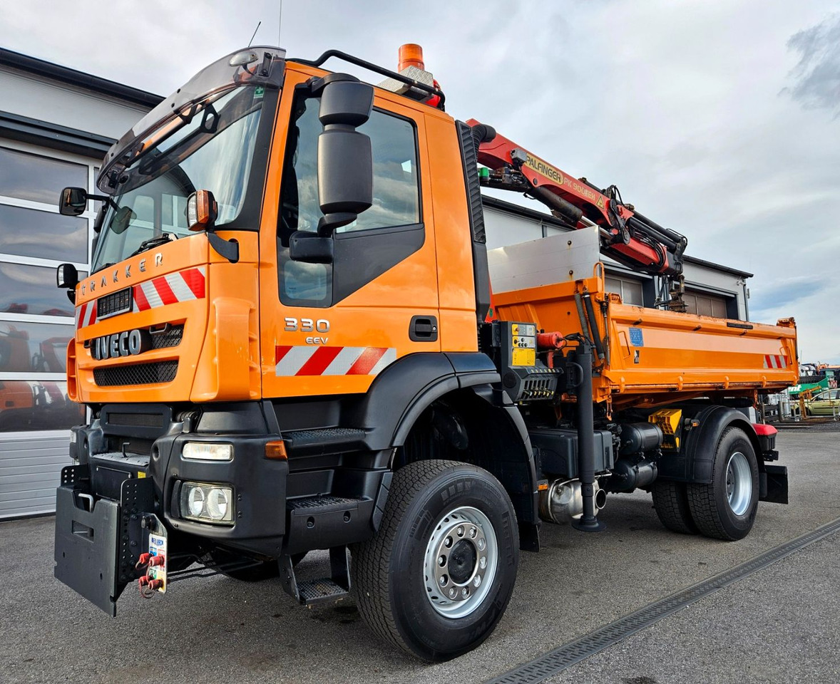 Iveco Trakker 190T33 4x4 Euro5 Kran Palfinger Funk - Kravas automašīna pašizgāzējs, Kravas auto ar manipulatoru: foto 4 Iveco Trakker 190T33 4x4 Euro5 Kran Palfinger Funk - Kravas automašīna pašizgāzējs, Kravas auto ar manipulatoru: foto 4