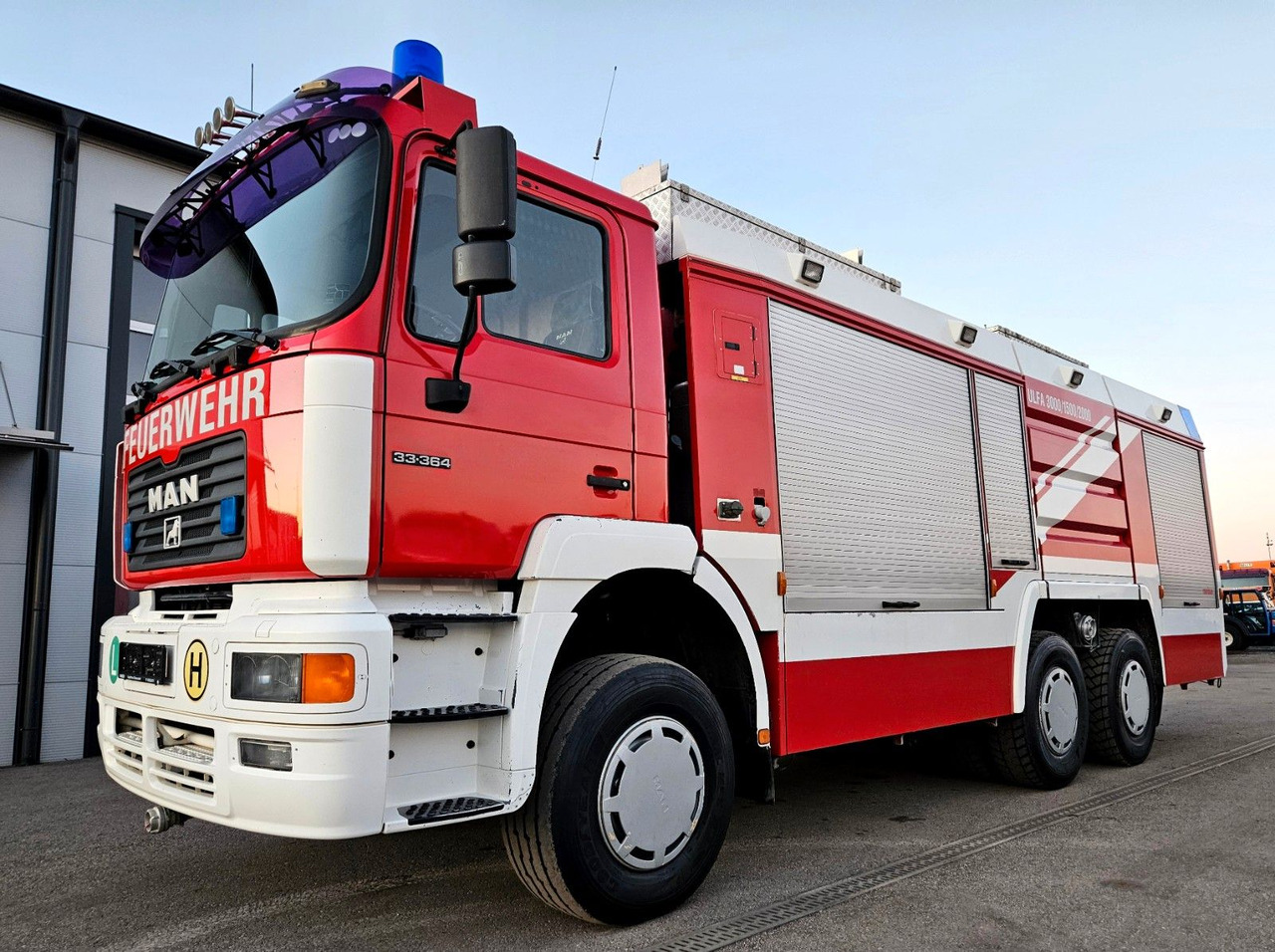 MAN 33.364 6x6 Rosenbauer ULFA 3000 Feuerwehr - Ugunsdzēsēju mašīna: foto 1 MAN 33.364 6x6 Rosenbauer ULFA 3000 Feuerwehr - Ugunsdzēsēju mašīna: foto 1