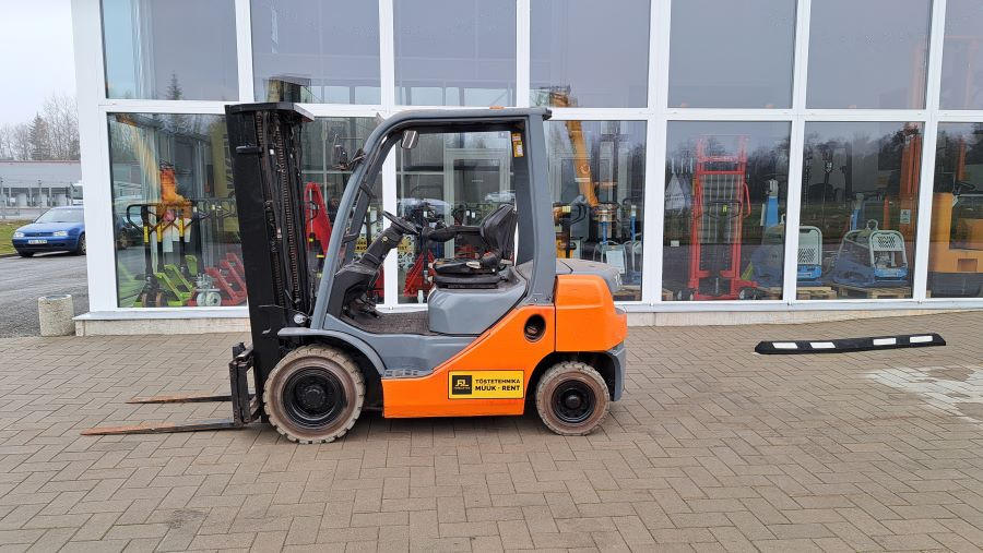 Toyota 02-8FDF20 - Dīzeļiekrāvējs: foto 2 Toyota 02-8FDF20 - Dīzeļiekrāvējs: foto 2