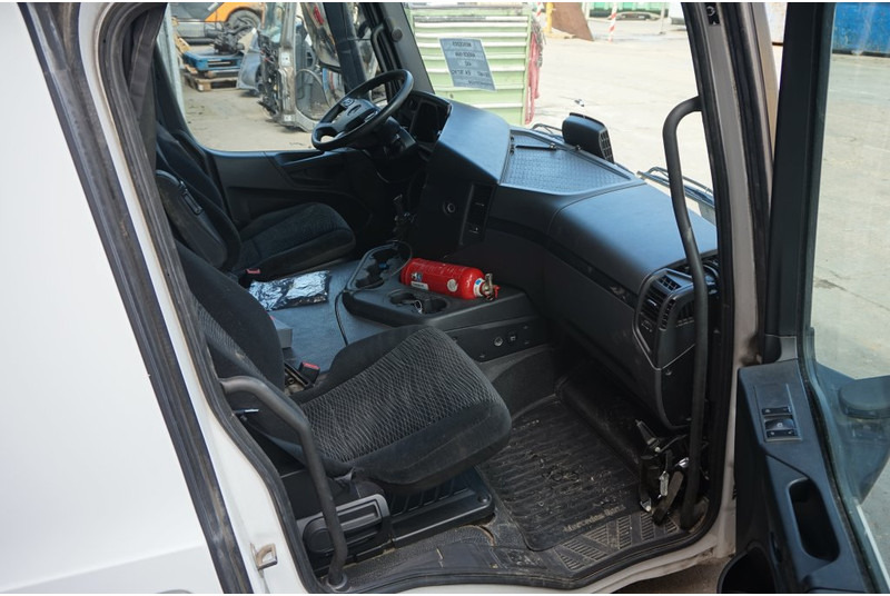 Mercedes-Benz L-STREAMSPACE 2.3MM 320 TUNNEL - Kabīne un interjers - Kravas automašīna: foto 5 Mercedes-Benz L-STREAMSPACE 2.3MM 320 TUNNEL - Kabīne un interjers - Kravas automašīna: foto 5