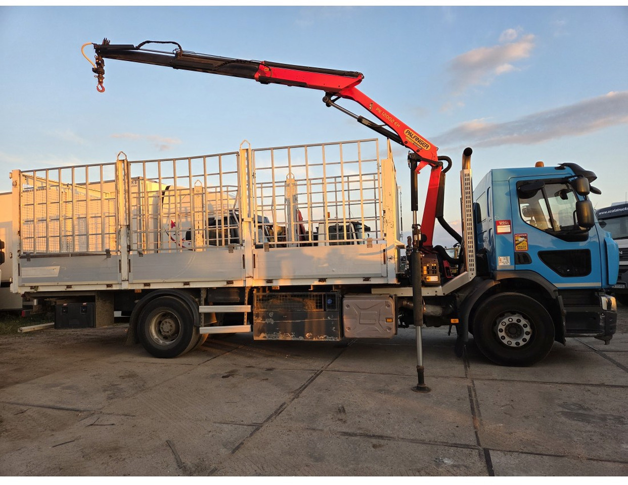 Renault C 280 4X2 Palfinger PK12002 EH Kran Crane Remote Control Automat flatbed truck - Bortu kravas automašīna/ Platforma, Kravas auto ar manipulatoru: foto 3 Renault C 280 4X2 Palfinger PK12002 EH Kran Crane Remote Control Automat flatbed truck - Bortu kravas automašīna/ Platforma, Kravas auto ar manipulatoru: foto 3