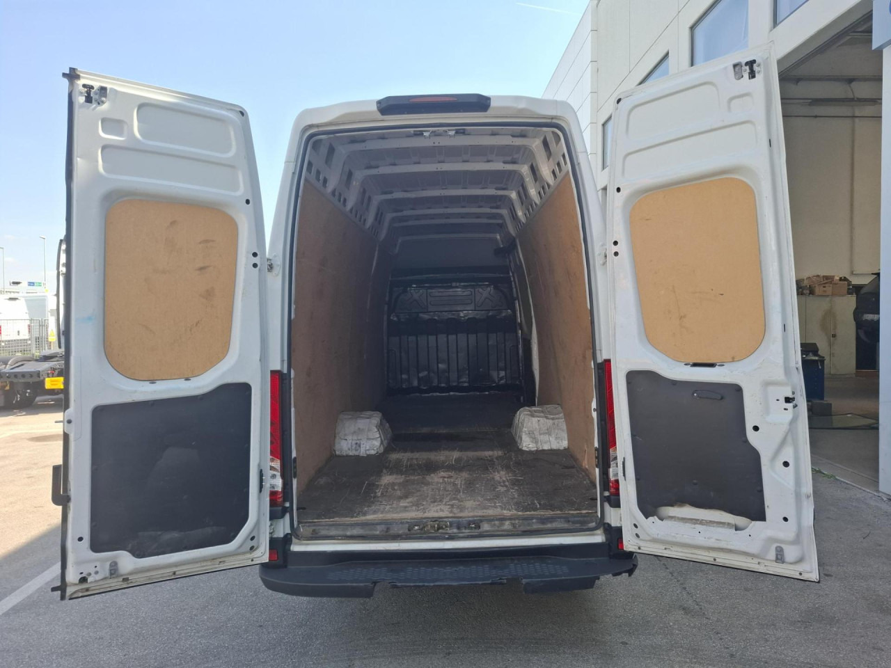 IVECO Daily 35C18H V - Pasažieru furgons: foto 5 IVECO Daily 35C18H V - Pasažieru furgons: foto 5