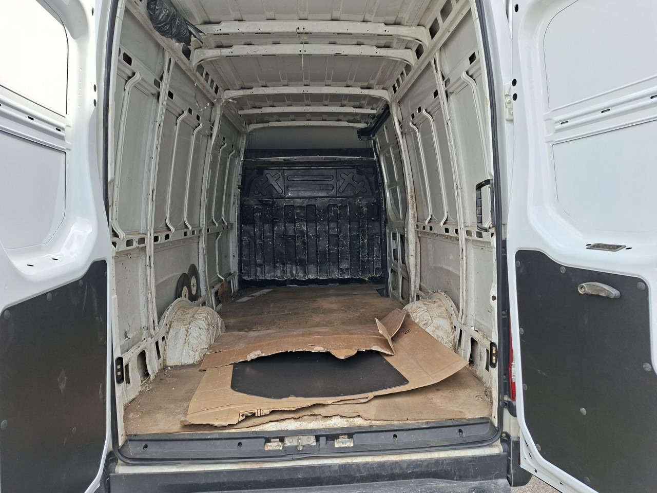 IVECO Daily 35S13V - Pasažieru furgons: foto 5 IVECO Daily 35S13V - Pasažieru furgons: foto 5