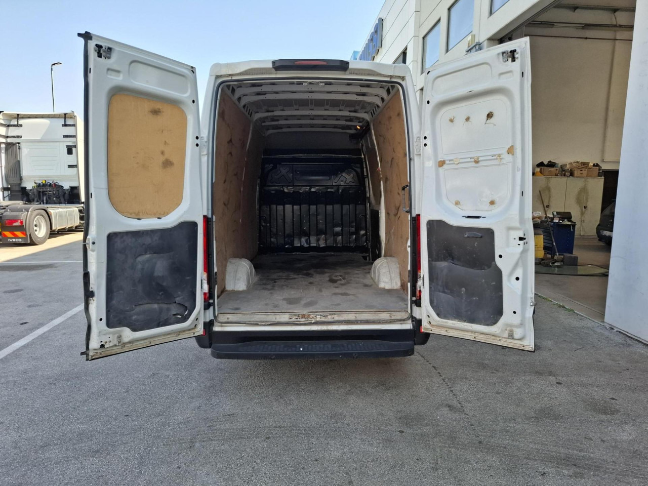 IVECO Daily 35S14V - Pasažieru furgons: foto 5 IVECO Daily 35S14V - Pasažieru furgons: foto 5