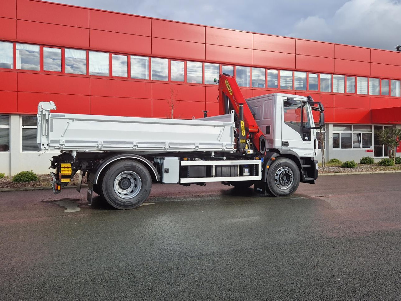 IVECO Eurocargo ML180E32 - Kravas automašīna pašizgāzējs: foto 4 IVECO Eurocargo ML180E32 - Kravas automašīna pašizgāzējs: foto 4