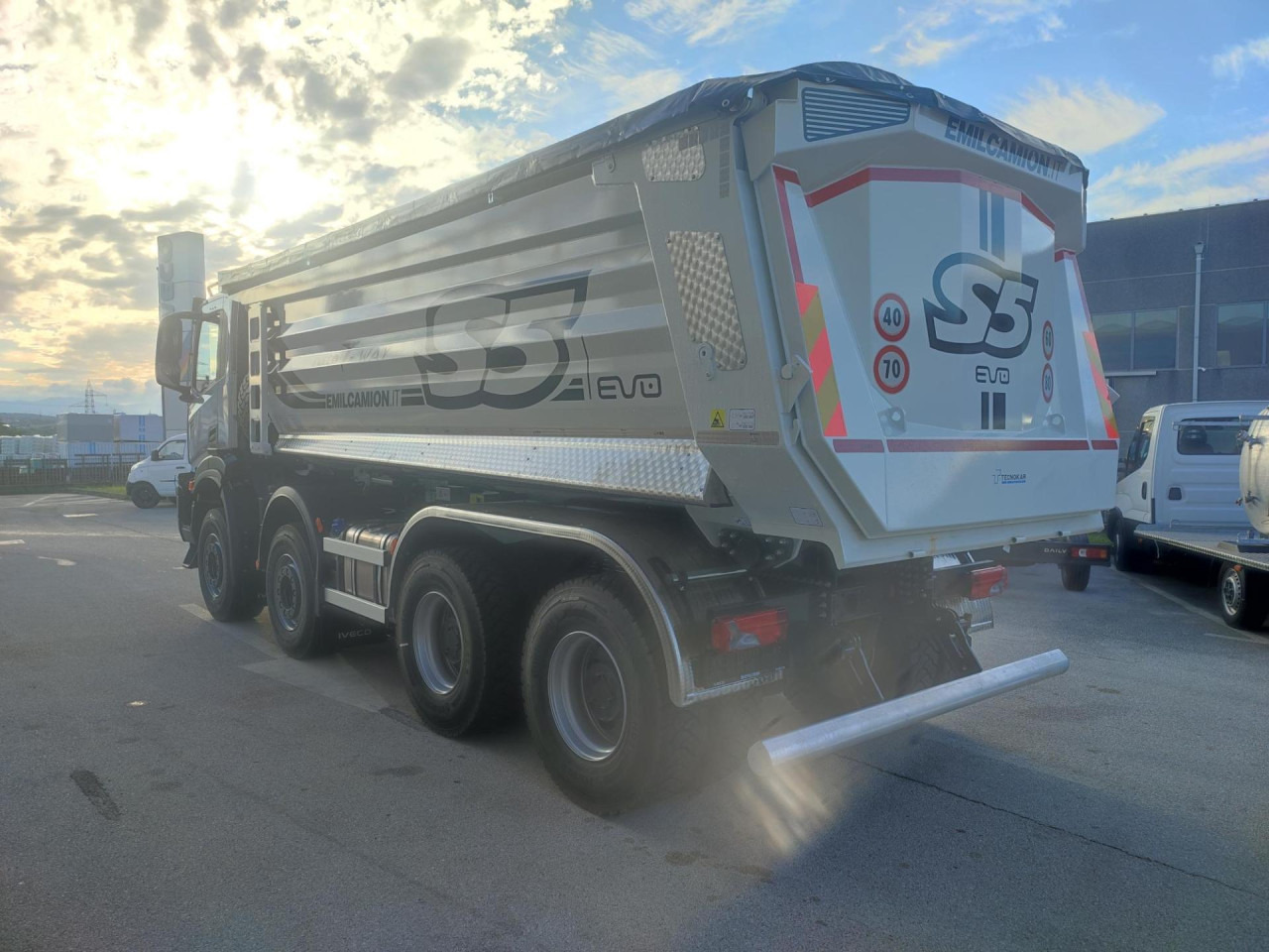 IVECO T-Way AD410T50 - Kravas automašīna pašizgāzējs: foto 3 IVECO T-Way AD410T50 - Kravas automašīna pašizgāzējs: foto 3