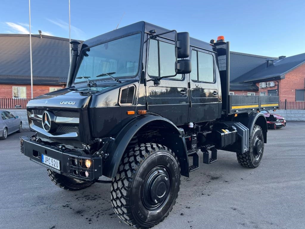 Mercedes-Benz Unimog - Bortu kravas automašīna/ Platforma, Kravas auto ar manipulatoru: foto 1 Mercedes-Benz Unimog - Bortu kravas automašīna/ Platforma, Kravas auto ar manipulatoru: foto 1