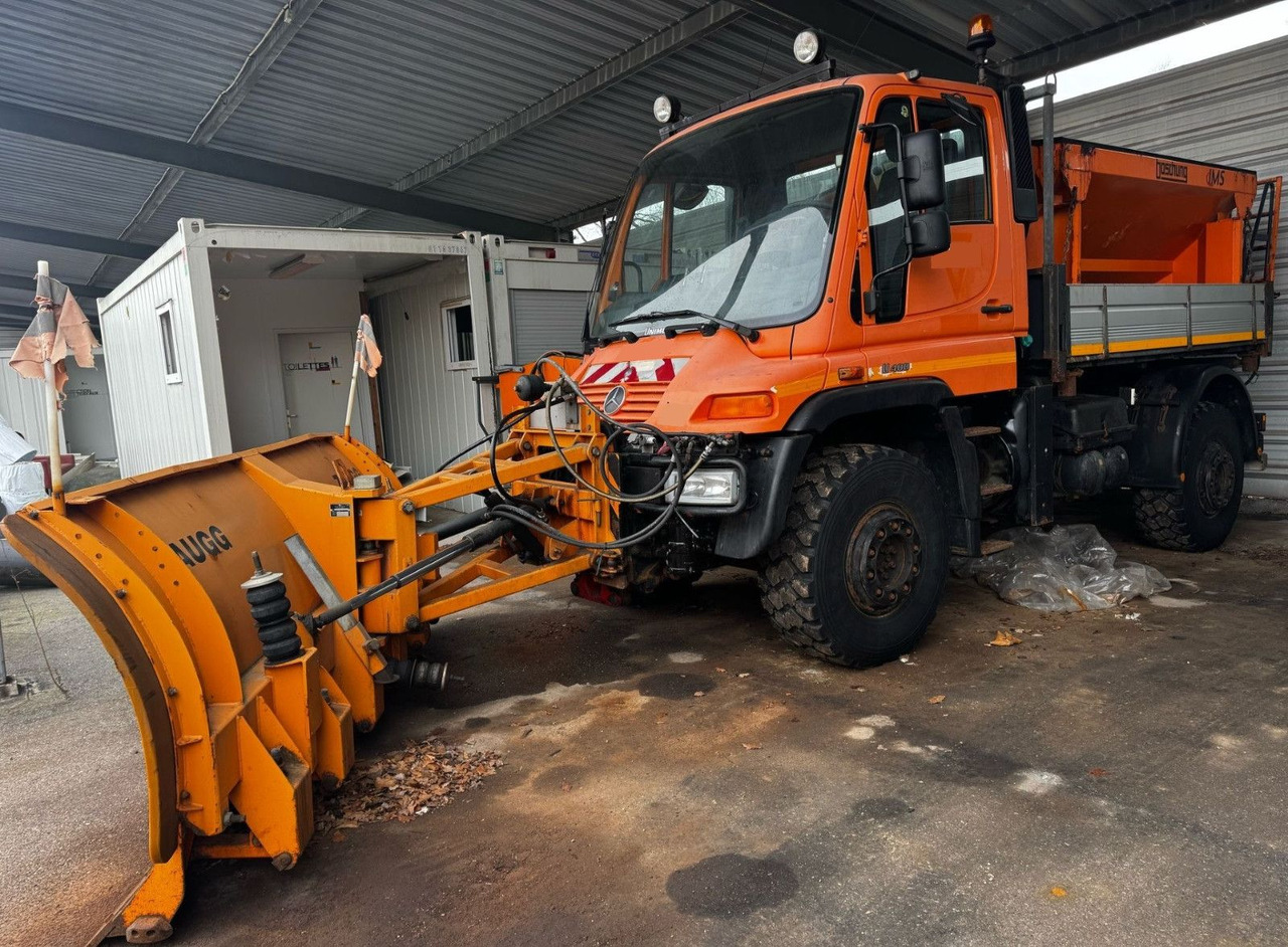 Unimog U400 4x4, Winterdienst, Schild+Streuer - Kravas automašīna: foto 1 Unimog U400 4x4, Winterdienst, Schild+Streuer - Kravas automašīna: foto 1