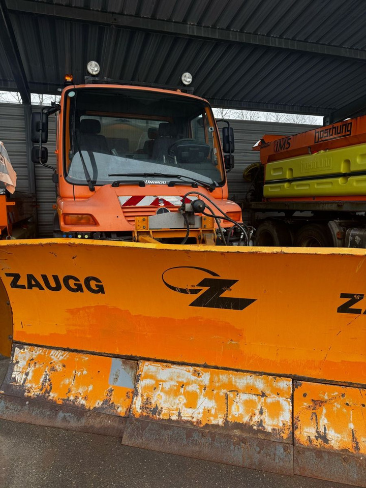 Kravas automašīna Unimog U400 4x4, Winterdienst, Schild+Streuer: foto 6