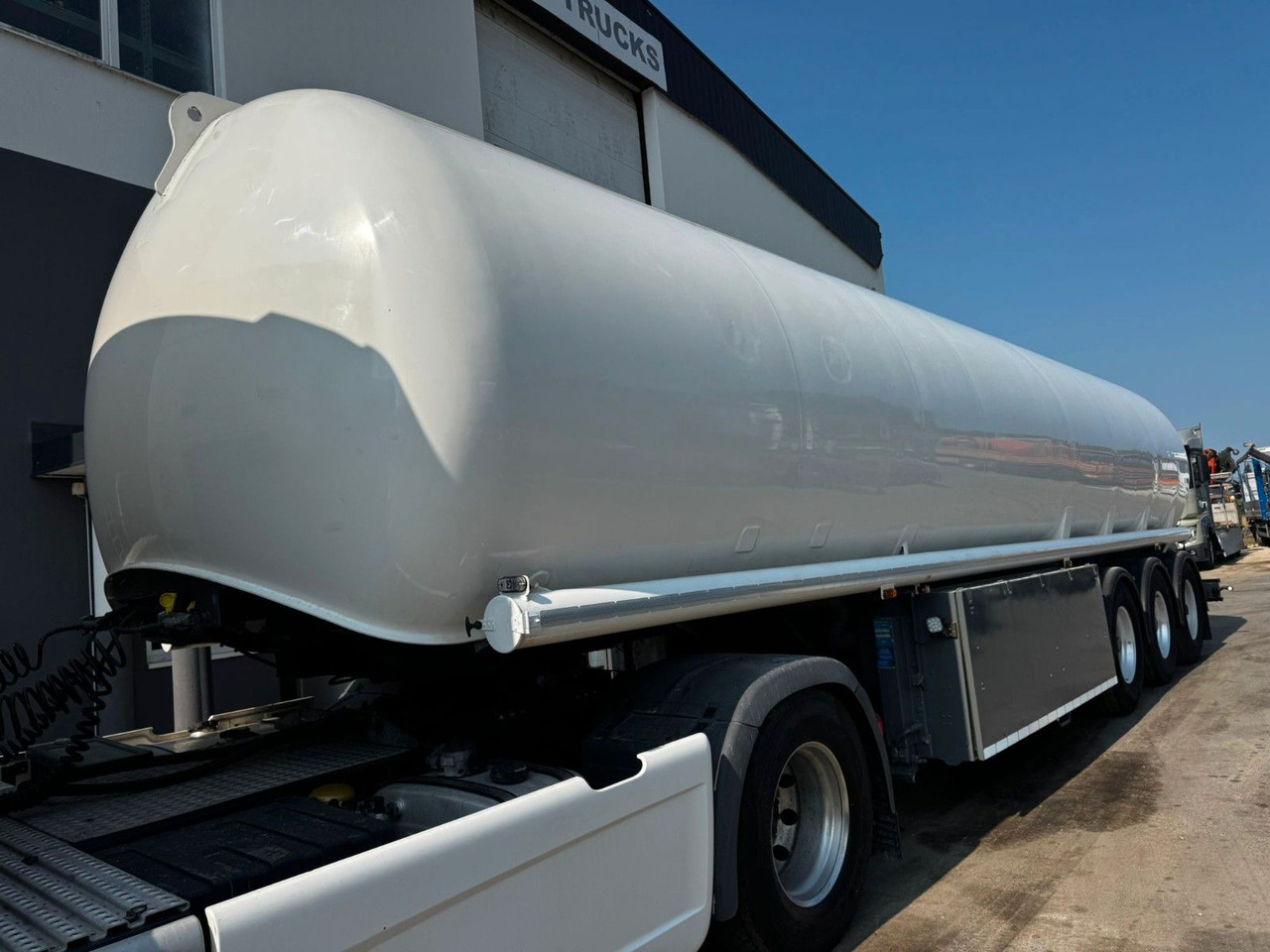 Schrader Treibstoff Diesel/Benzin, 4 Kammern, Sening - Puspiekabe cisterna: foto 1 Schrader Treibstoff Diesel/Benzin, 4 Kammern, Sening - Puspiekabe cisterna: foto 1