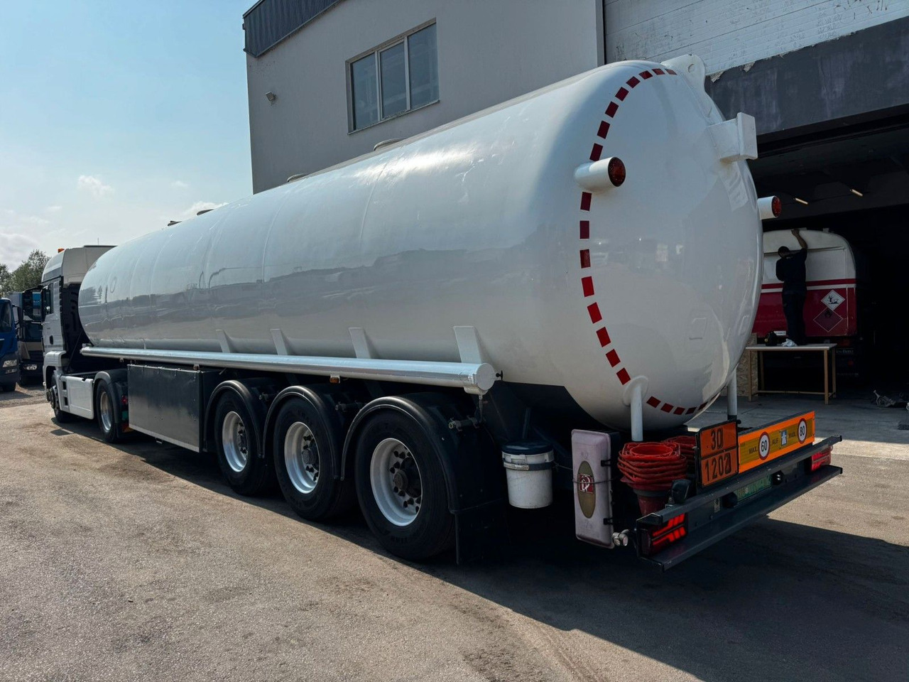 Schrader Treibstoff Diesel/Benzin, 4 Kammern, Sening - Puspiekabe cisterna: foto 4 Schrader Treibstoff Diesel/Benzin, 4 Kammern, Sening - Puspiekabe cisterna: foto 4