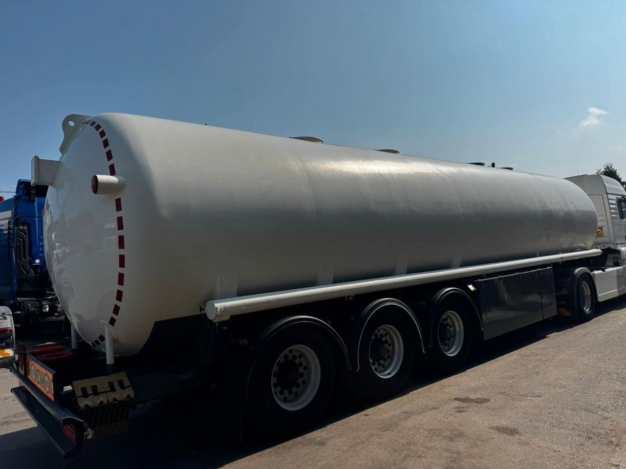 Schrader Treibstoff Diesel/Benzin, 4 Kammern, Sening - Puspiekabe cisterna: foto 3 Schrader Treibstoff Diesel/Benzin, 4 Kammern, Sening - Puspiekabe cisterna: foto 3