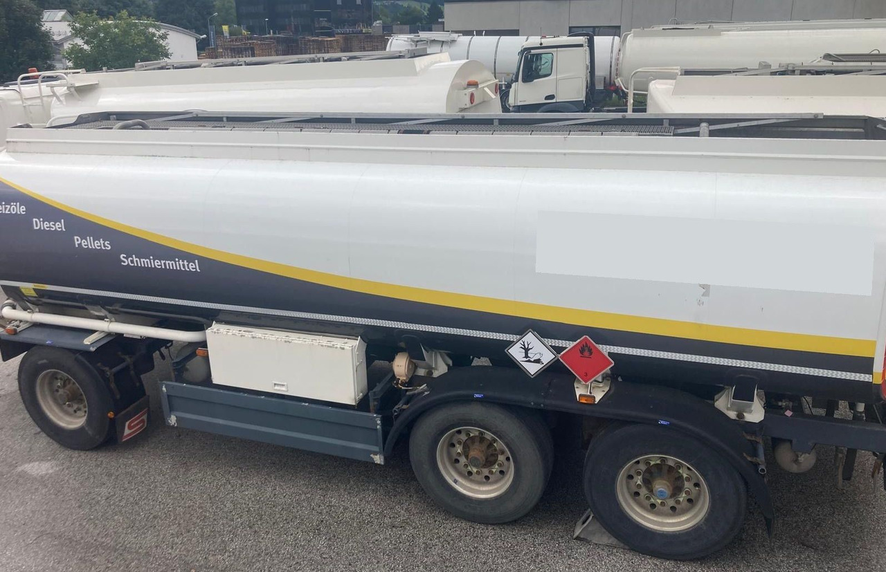 Schwarzmüller Schwingenschlögel, ADR, 3 Kammern, Fuel+Diesel - Piekabe cisterna: foto 2 Schwarzmüller Schwingenschlögel, ADR, 3 Kammern, Fuel+Diesel - Piekabe cisterna: foto 2