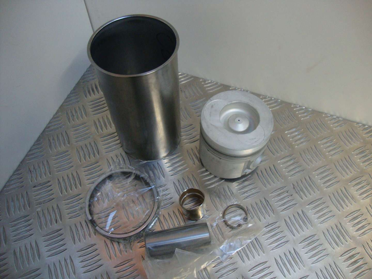 Isuzu 6BG1T Piston Liner kit 02/802338 Engine overhaul kit - Dzinējs un rezerves daļas - Celtniecības tehnika: foto 1 Isuzu 6BG1T Piston Liner kit 02/802338 Engine overhaul kit - Dzinējs un rezerves daļas - Celtniecības tehnika: foto 1