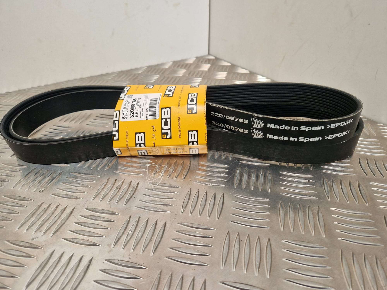 JCB 1857mm drive belt 524-40 527-55 531-70 - Dzinējs un rezerves daļas - Celtniecības tehnika: foto 2 JCB 1857mm drive belt 524-40 527-55 531-70 - Dzinējs un rezerves daļas - Celtniecības tehnika: foto 2