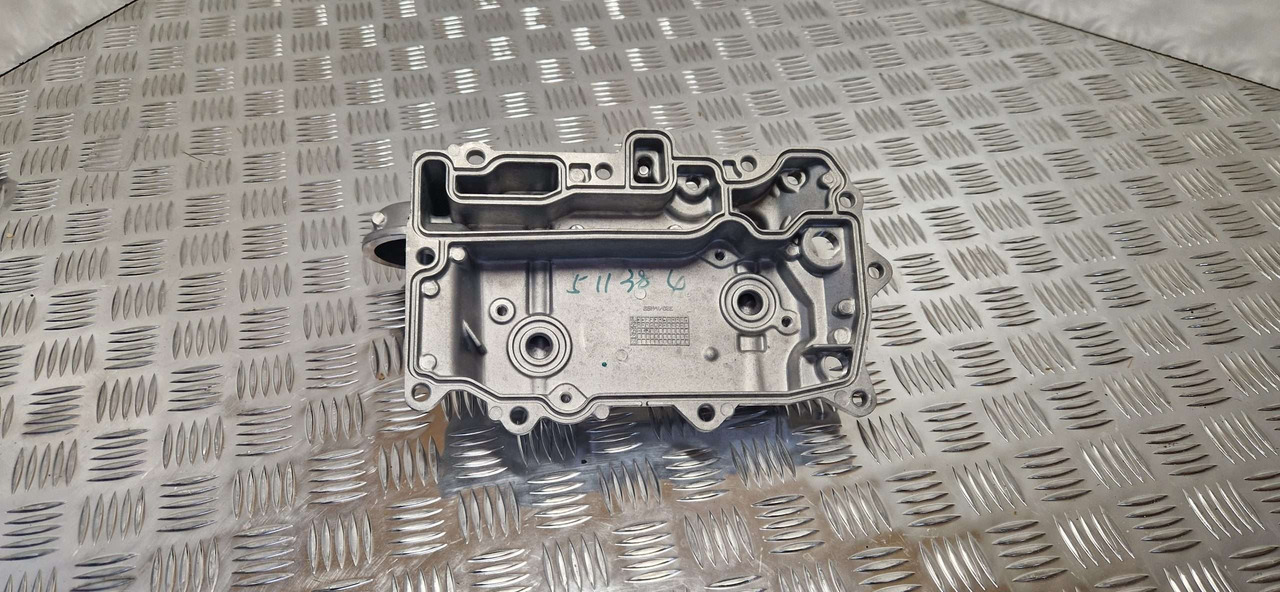 Oil cooler cover JCB 320/A4350 JCB Engine Cooler Cover - Dzinējs un rezerves daļas - Celtniecības tehnika: foto 3 Oil cooler cover JCB 320/A4350 JCB Engine Cooler Cover - Dzinējs un rezerves daļas - Celtniecības tehnika: foto 3