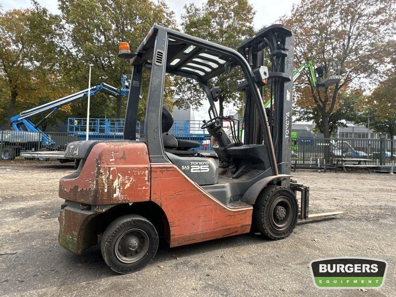 Toyota 8FDF25 - Dīzeļiekrāvējs: foto 4 Toyota 8FDF25 - Dīzeļiekrāvējs: foto 4