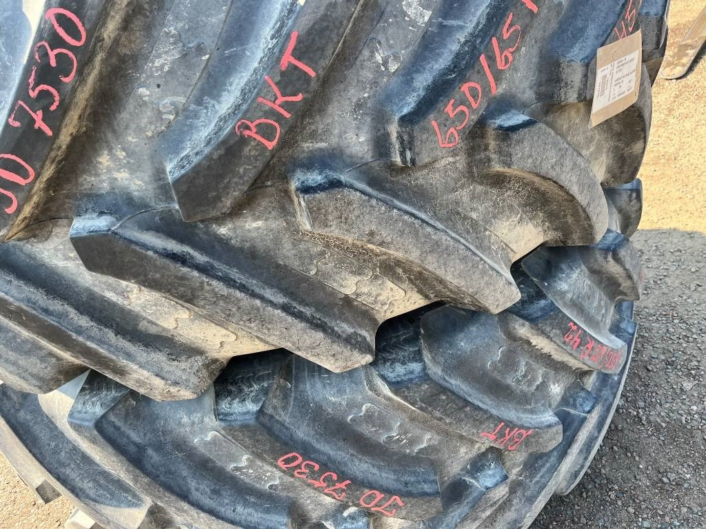 650/65R42 540/65R30 till JD 7530 - Riepa - Lauksaimniecības tehnika: foto 3 650/65R42 540/65R30 till JD 7530 - Riepa - Lauksaimniecības tehnika: foto 3