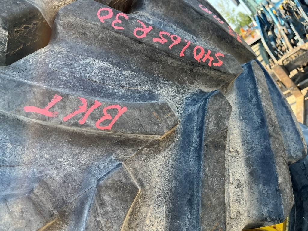 650/65R42 540/65R30 till JD 7530 - Riepa - Lauksaimniecības tehnika: foto 4 650/65R42 540/65R30 till JD 7530 - Riepa - Lauksaimniecības tehnika: foto 4