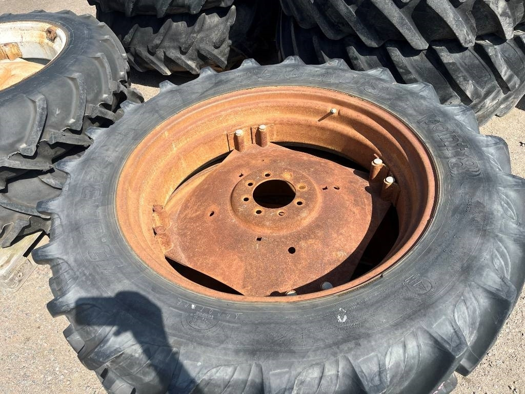 Taurus 13,6-R38 på fälg Case , MF , BM , IH - Riepa - Lauksaimniecības tehnika: foto 2 Taurus 13,6-R38 på fälg Case , MF , BM , IH - Riepa - Lauksaimniecības tehnika: foto 2