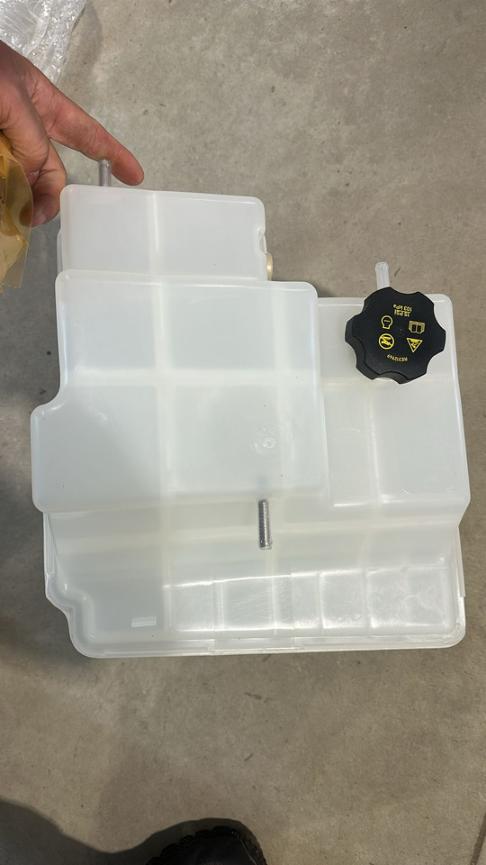 John Deere 7R 7210R 7270R 7230R 7250R 7310R Zbiornik chłodnicy Zbiornik Płynu RE579843 NOWY - Citas iekārtas: foto 4 John Deere 7R 7210R 7270R 7230R 7250R 7310R Zbiornik chłodnicy Zbiornik Płynu RE579843 NOWY - Citas iekārtas: foto 4