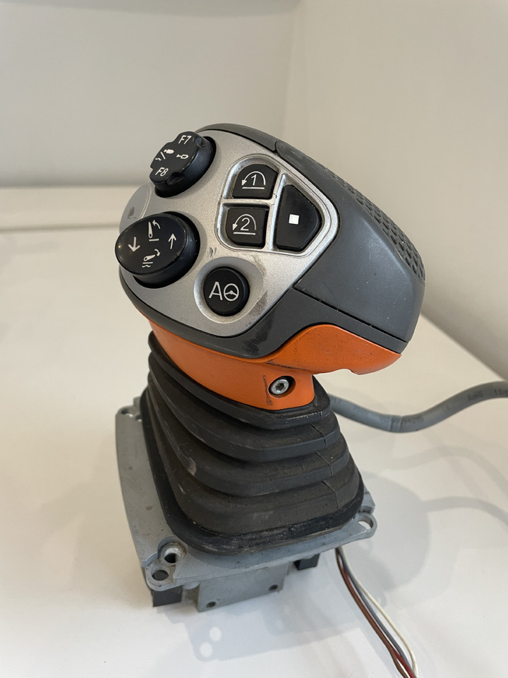 Claas Arion - joystick sterowanie 0011467450 - Kabīne un interjers - Lauksaimniecības tehnika: foto 1 Claas Arion - joystick sterowanie 0011467450 - Kabīne un interjers - Lauksaimniecības tehnika: foto 1