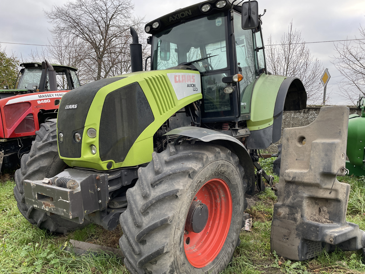 Claas Axion 810 - części - tłumik wydech - Trokšņa slāpētājs - Traktors: foto 2 Claas Axion 810 - części - tłumik wydech - Trokšņa slāpētājs - Traktors: foto 2