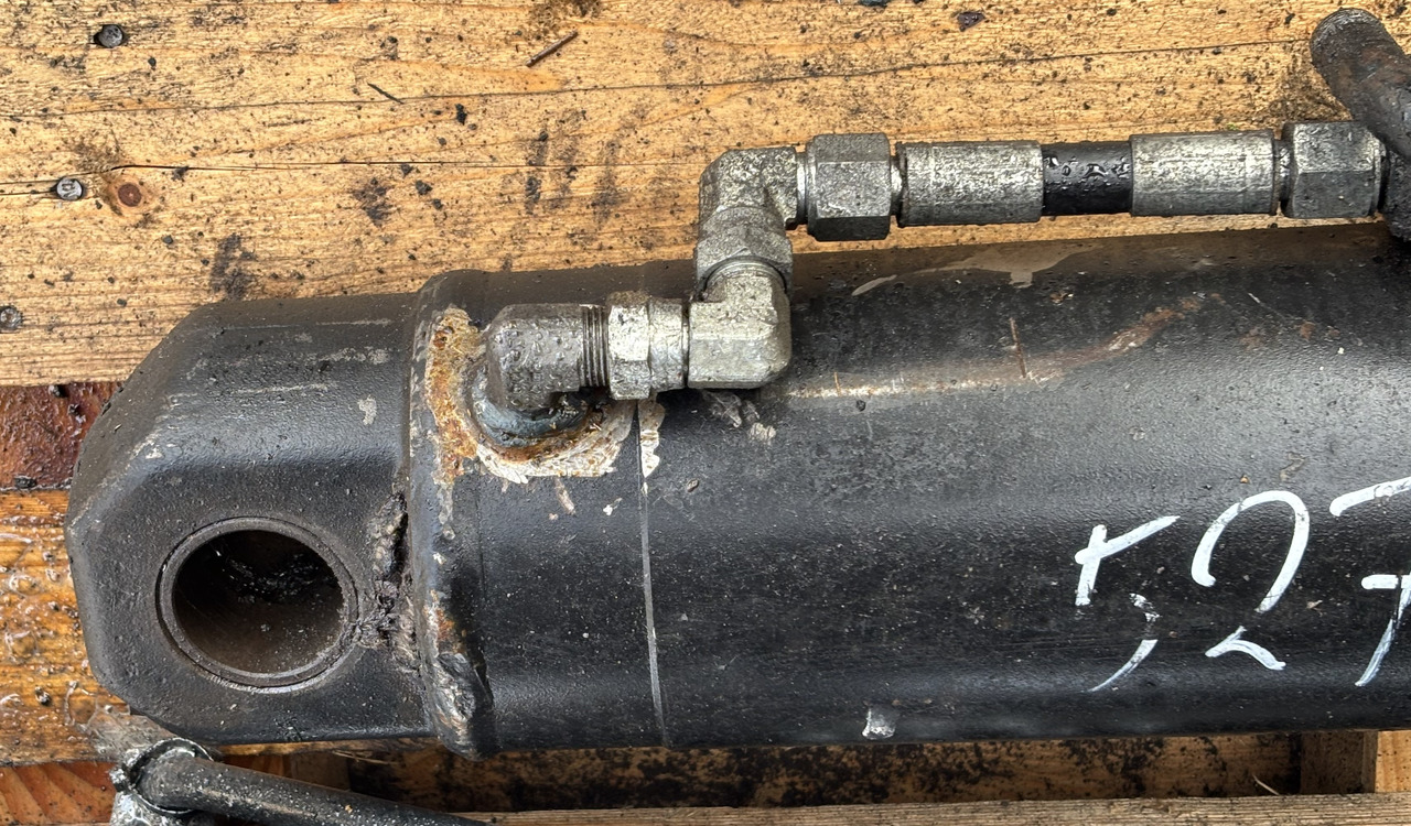 JCB 527-58 52758 527 58 Siłownik Wychyłu Łyżki - Hidrauliskais cilindrs - Teleskopiskais iekrāvējs: foto 2 JCB 527-58 52758 527 58 Siłownik Wychyłu Łyżki - Hidrauliskais cilindrs - Teleskopiskais iekrāvējs: foto 2