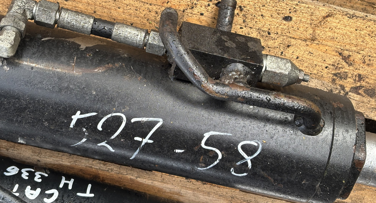 JCB 527-58 52758 527 58 Siłownik Wychyłu Łyżki - Hidrauliskais cilindrs - Teleskopiskais iekrāvējs: foto 3 JCB 527-58 52758 527 58 Siłownik Wychyłu Łyżki - Hidrauliskais cilindrs - Teleskopiskais iekrāvējs: foto 3